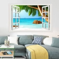 Wandsticker mit 3D-Fenstereffekt, tropischer Strand und Meerblick über einem grauen Sofa - Freizeit-Urlaubsstil (FX82058)