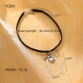 Elegante choker in pelle nera con ciondolo a fiocco e cuore in acciaio argentato - Choker a Cuore con Fiocco Nero (FC801)