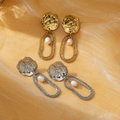 Detalle de pendientes de perlas en acero de titanio oro y plata sobre seda fina - Estilo de Perla Patchwork con Lámina Martillada (NMSE-C349-2)
