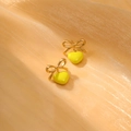 Detailansicht der Schleifen-Herzohrringe mit gelbem Emaille auf orangefarbenem Stoff - 18K-Gold / Gelb