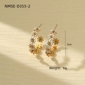 Elegante goldene 3cm C-förmige Creolen mit weißen Emaille-Gänseblümchen-Verzierungen - Weißer Emaille-Gänseblümchen-Stil (NMSE-D355-2) / 18K-Gold / Weiß