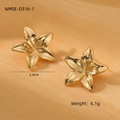 Detalle de pendientes de flor dorada de 2,4 cm con acabado de espejo pulido de lujo - Dorado (NMSE-D316-1)
