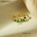 Detail van gouden titanium ring met groene kralen en golvende textuur, 1.5g gewicht en 2cm - Geweven Rimpeling Open Stijl Vier Groene Kralen (NMSR-H1210-1)