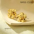Détail de boucles d'oreilles fleur dorées avec diamant central et texture ondulée - Clous d'oreilles cinq pétales double couche (NMSE-C524-1)