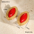 Detailansicht der roten Marquise-Ohrringe mit goldenem Strukturrand und Maßangaben - Marquise Rot (NMSE-D729-2)