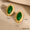 Makro-Detail von Vintage 18K Gold Edelstahl-Ohrsteckern mit grünen Marquise-Steinen - Marquise Grün (NMSE-D729-4)