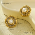 Détail de boucles d'oreilles fleur vintage avec perle et zircon sur métal doré poli - Boucles d'oreilles florales tressées dorées (NMSE-C556-1)