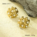 Dettaglio di orecchini quadrati intrecciati dorati con perle, misura 2,0 cm e 10,5 g - Stile Perla Quadrata Intrecciata (NMSE-C757-1) / 18K / Oro