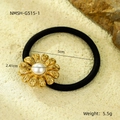 Dettaglio macro di un elastico per capelli a girasole dorato con perla su fondo sabbia - Stile Girasole e Perla (NMSH-G515-1)