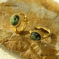 Detail van vintage gouden oorbellen met groene natuursteen op stenen achtergrond - Kralenrand Ovale Groene Steen Oorbellen (NMSE-C822-1)