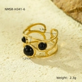 Vista dettagliata dell'anello in acciaio inossidabile placcato oro 18k con tre pietre nere - Nero
