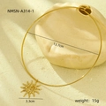 Detailansicht mit 13,7 cm Gold-Halsreif Durchmesser und 3,3 cm Sonnenanhänger Maße - 18K-Gold / Goldener Spiral-Sonnenstil (NMSN-A314-1)