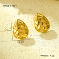 Vista macro de los pendientes de gota con textura tejida en acero inoxidable dorado - Pendientes de Botón Gota de Agua Rejilla Tejida (NMSE-C739-1) / Chapado en oro 18K