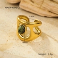 Detail van vintage gouden ring met ovale groene steen en opengewerkte structuur - Breed Hol Gevlekt Turkoois Stijl (NMSR-H345-2)