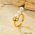 Detalle de anillo bañado en oro de 18K con tres perlas blancas y medidas marcadas - Estilo de Triple Perla en Escalón (NMSR-H3410-1)