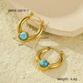Dettaglio di orecchini a U placcati oro 18K con turchese incastonato su vassoio di pietra - Cerchio con Perlina Rotonda Turchese (NMSE-D819-1)