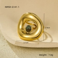 Gedetailleerde weergave van gouden roestvrijstalen ring met groene natuursteen - Golvende Onregelmatige Cirkel Groene Edelsteen Stijl (NMSR-G141-1)