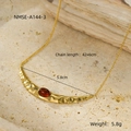 Detail der 42+6cm Kette und 5,8cm Mondsichel-Anhänger mit rotem Stein auf Goldkette - 18K-Gold / Rot (NMSN-A144-3)
