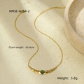Detail van gouden halve maan ketting met groene steen en gehamerde textuur, 42+6cm - 18K goud / Malachiet Kleur (NMSN-A154-2)