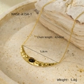 Detailansicht des Mondsichel-Anhängers mit Hammerschlag-Textur und Natur-Tigerauge-Stein - 18K-Gold / Tigerauge-Farbe (NMSN-A154-1)