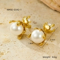 Dettaglio macro di orecchini vintage con perle e griffe dorate con dimensioni incluse - 18K / Oro