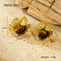 Vue détaillée macro de boucles d'oreilles pétales dorés avec centre perle marron - Clous d'oreilles floraux martelés vintage (NMSE-A827-2)