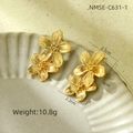 Vue macro de boucles d'oreilles pétales dorées avec perle et texture sur plateau - Boucles d'oreilles pétales superposés dorées (NMSE-C631-1)