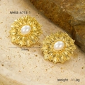 Détail des boucles d'oreilles pétales dorées avec perle sur un support en pierre - Boucles d'oreilles clous tournesol perle (NMSE-A713-1)