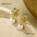 Detalle macro de pendientes de flor en oro de 18k con turquesa y perlas blancas - Estilo de Colgante de Perla de Corazón con Turquesa (NMSE-F658-1) / Chapado en oro 18K