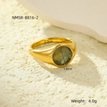 Detailweergave van de 18K vergulde stalen ring met een turquoise natuursteen inzetstuk - Zegel Lichtgroene Steen Decor Stijl (NMSR-B816-2)