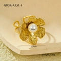 Bague fleur dorée avec pétales texturés et perle blanche de 8mm au centre, ajustable - Bague perle fleur ouverte (NMSR-A731-1)