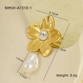 Dettaglio ravvicinato dell'anello a fiore dorato con perla barocca e trama incisa - Fibbia per Sciarpa Anello Fiore Perla (NMSH-A7310-1)