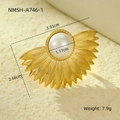 Détail d'une broche dorée en éventail avec perle de 1,17 cm et bords texturés - Style Forme Eventail Radial (NMSH-A746-1)