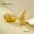 Vista macro de pendientes dorados con textura espiral en forma de capullo y estilo retro - Pendientes de Botón de Espiral de Cruasán Vintage (NMSE-B741-2) / Chapado en oro 18K