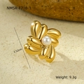 Detalle de anillo flor dorada de 3,52 cm con perla de 0,8 cm y pétalos de metal pulido - Estilo de Perla con Flor en Espiral (NMSR-F718-1)