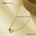 Detail van vergulde roestvrijstalen ketting met parel en hanger inclusief afmetingen - Gouden Ketting met Bloemmotief Hanger (NMSN-F723-3)