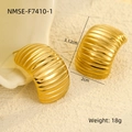 Detalle macro de pendientes de aro en C dorados con textura de rayas sobre fondo beige - Pendientes de Estilo Cuerno de Rayas Gruesas Vintage (NMSE-F7410-1) / Chapado en oro 18K