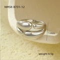 Vue macro d'une bague ouverte en acier inoxydable style métal liquide sur socle - Style Sphère Liquide Argentée (NMSR-B731-12)
