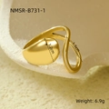 Vue macro détaillée d'une bague dorée organique irrégulière avec une largeur de 1,2 cm - Style Flux Organique (NMSR-B731-1)