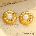 Detalle de pendientes de pétalos en oro 18k con perlas de 3,05cm sobre fondo piedra - Estilo de Perla de Hoja Redonda Grande Vintage (NMSE-A825-1) / Chapado en oro 18K
