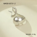 Détail macro de la bague en métal liquide argenté montrant le fini poli et le design fluide - Style Flux Goutte d'Argent (NMSR-B731-2)