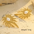 Detalle de los pendientes de pétalos bañados en oro 18k con perlas, 4,4cm x 2,9cm - Estilo de Perla de Pluma Radial (NMSE-B843-1) / Chapado en oro 18K