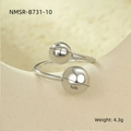 Détail de la bague ouverte en acier argenté avec deux sphères polies de 0,8 cm et 1 cm - Style Double Perle Argentée (NMSR-B731-10)