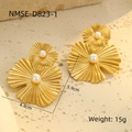 Detalle de pendientes de pétalos en oro de 18k con perlas, tamaño 5,9 cm por 4,4 cm - Estilo de Perla de Hoja de Ginkgo de Doble Capa (NMSE-D823-1) / Chapado en oro 18K