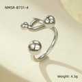 Vue macro d'une bague ouverte en acier inoxydable avec trois sphères de tailles variées - Style Triple Perle Vague Argentée (NMSR-B731-4)