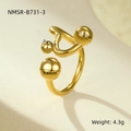 Vue détaillée d'une bague dorée ondulée ornée de trois perles métalliques solides - Style Triple Perle Vague Dorée (NMSR-B731-3)