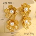 Primer plano de las dimensiones de pendientes de pétalos en oro de 18k con perlas finas - Estilo Floral Largo de Textura Arrugada (NMSE-A711-1) / Chapado en oro 18K