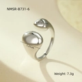 Gros plan sur la bague ouverte goutte d'eau irrégulière en argent poli miroir - Style Sculptural Double Haricot Argenté (NMSR-B731-6)