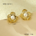 Vista macro de pendientes de pétalos en oro de 18k con perla blanca, 1,56cm x 1,34cm - Estilo de Perla con Patrón de Relieve Radial (NMSE-C8210-1) / Chapado en oro 18K