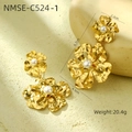 Detalle de pendientes de flores doradas con perlas y dimensiones de medida del producto - Estilo de Colgante de Doble Flor con Textura Arrugada (NMSE-C524-1) / Chapado en oro 18K